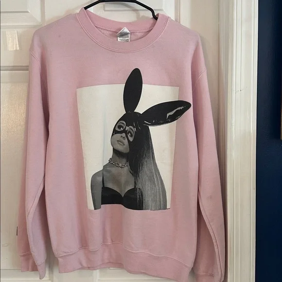 Women’s Gildan Pink Ariana Grande Dangerous Woman Tour Crewneck Sweatshirt - Picture 2 of 7